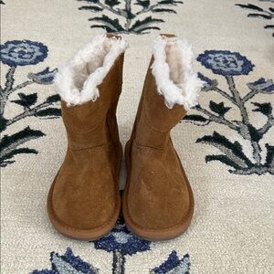 Koolaburra Brown Kids Boots with Cream Fur (worn once)